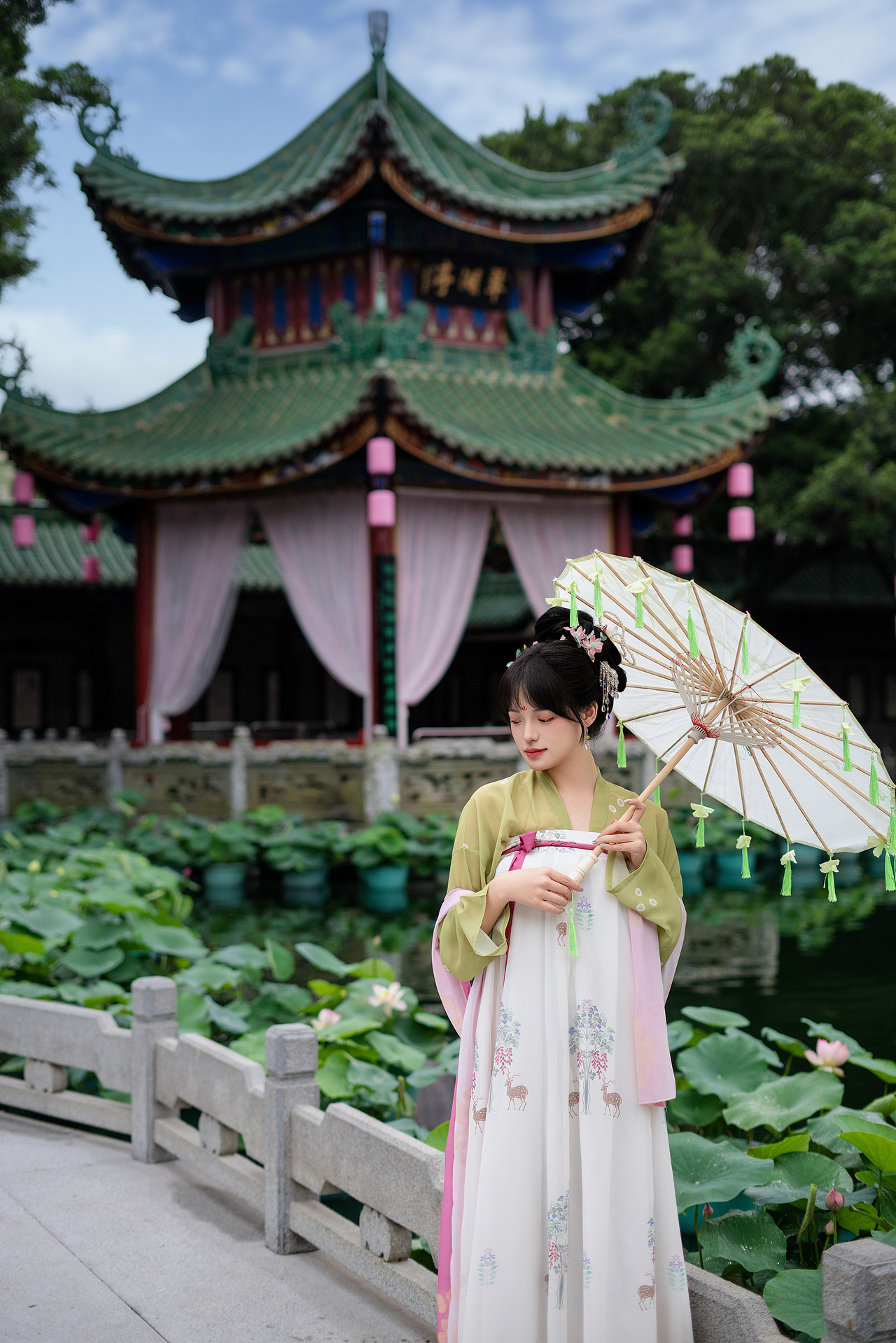 荷花少女（图ZNDAzOTY2ODA0） - 时尚/艺术摄影 - 站酷设计师摄影师森明原创素材 - 站酷ZCOOL