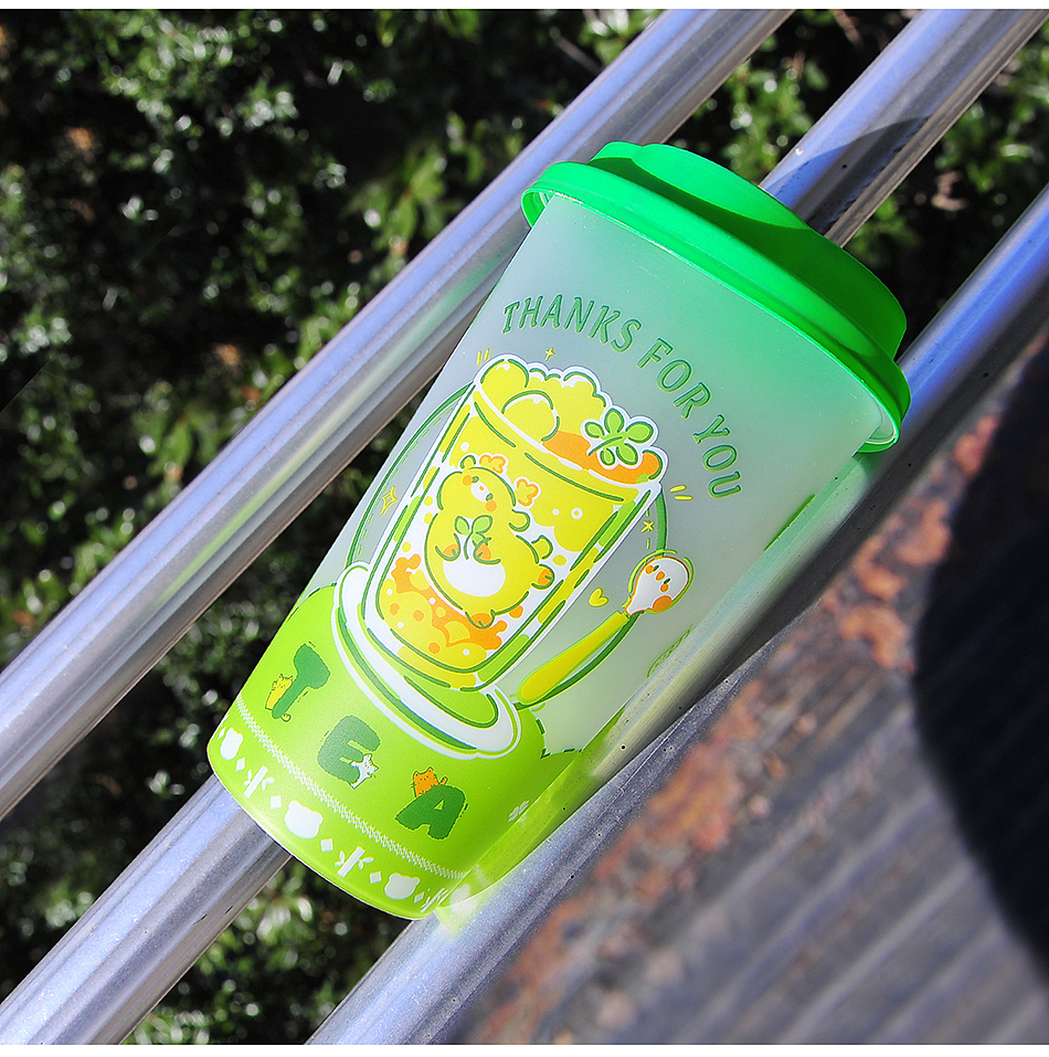 杨枝甘鹿小鹿膜内贴奶茶注塑杯绿色（图ZNDA0MDAzMTE2） - 产品摄影 - 站酷设计师爱上瘾摄影原创素材 - 站酷ZCOOL