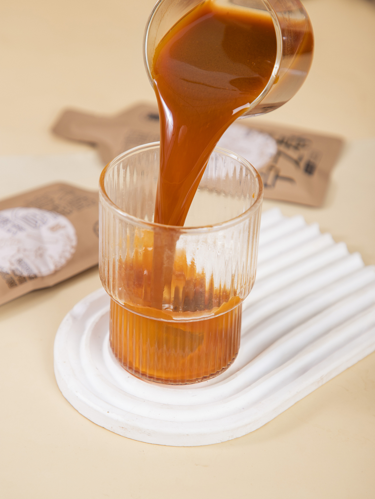 有间|宁之春六味地黄人参原浆饮（图ZNDA0MDQyNjg0） - 产品摄影 - 站酷设计师有间图片社原创素材 - 站酷ZCOOL