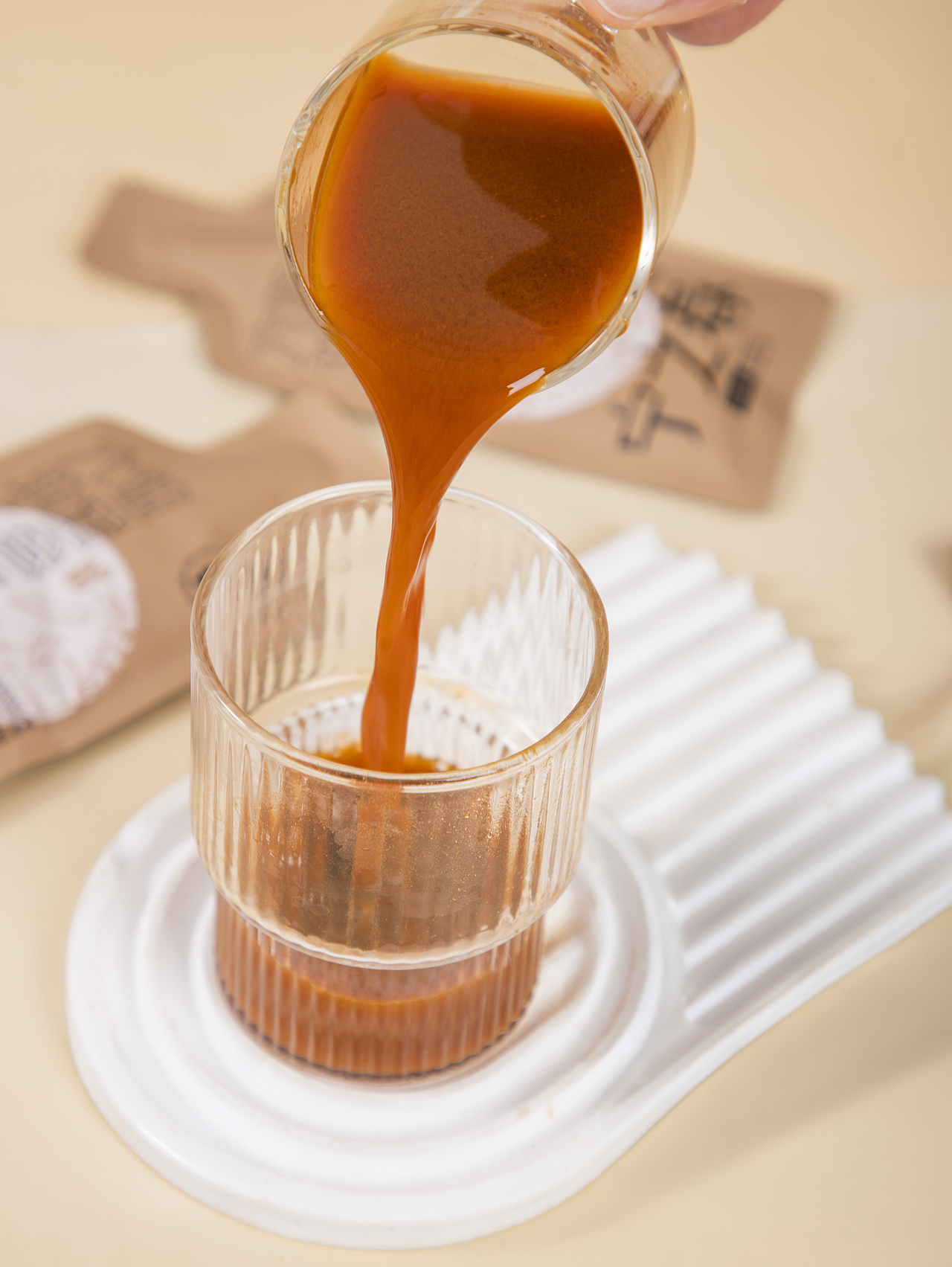 有间|宁之春六味地黄人参原浆饮（图ZNDA0MDQyNjky） - 产品摄影 - 站酷设计师有间图片社原创素材 - 站酷ZCOOL