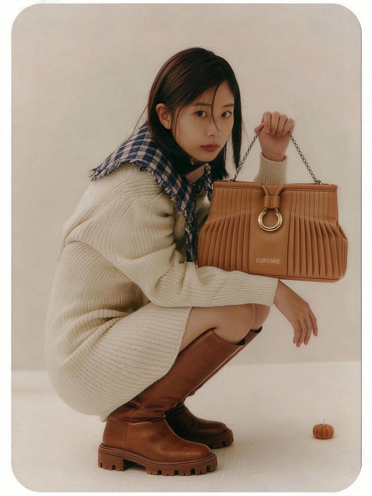 焦糖色褶皱包｜把秋天的温柔背在身上🍂（图ZNDA0MDUwOTgw） - 配饰 - 站酷设计师野生女包设计原创素材 - 站酷ZCOOL