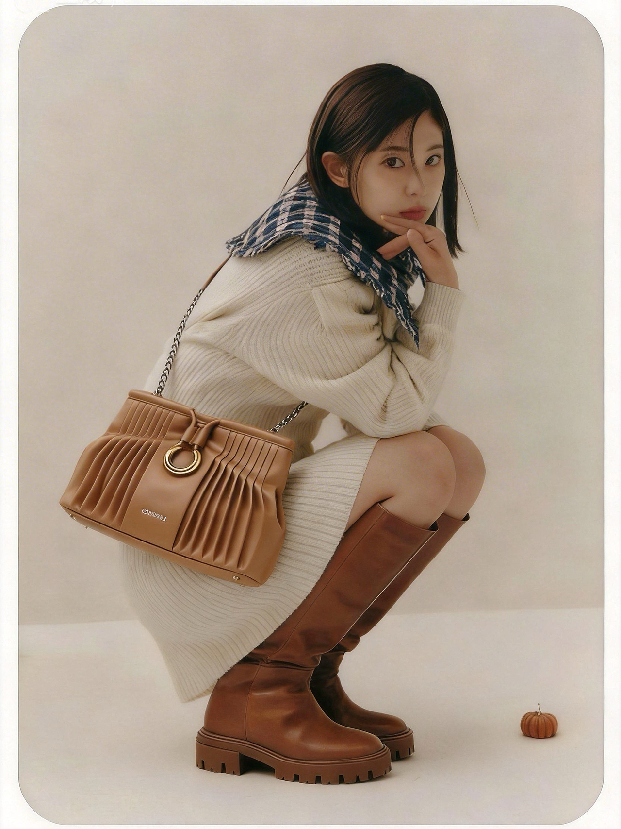 焦糖色褶皱包｜把秋天的温柔背在身上🍂（图ZNDA0MDUwOTg0） - 配饰 - 站酷设计师野生女包设计原创素材 - 站酷ZCOOL