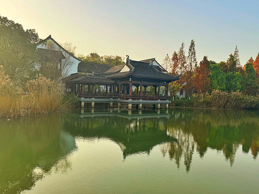 江南水榭秋景 中式园林倒影