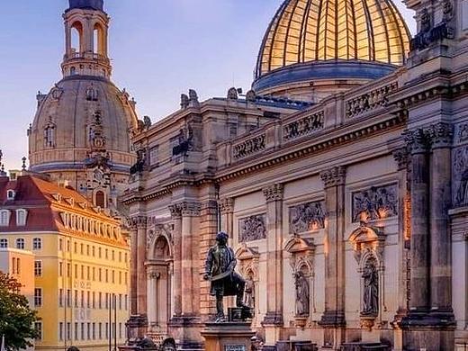 河畔古韵与山野诗境：一场穿越欧陆时光的旅程