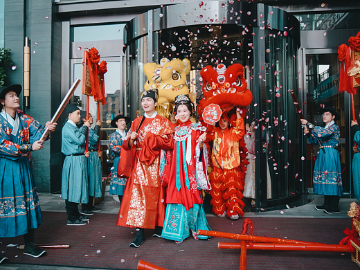 凤箫声动 玉壶光转 一夜鱼龙舞 