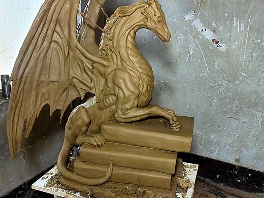 发一个西方龙雕塑，真实不修的原图