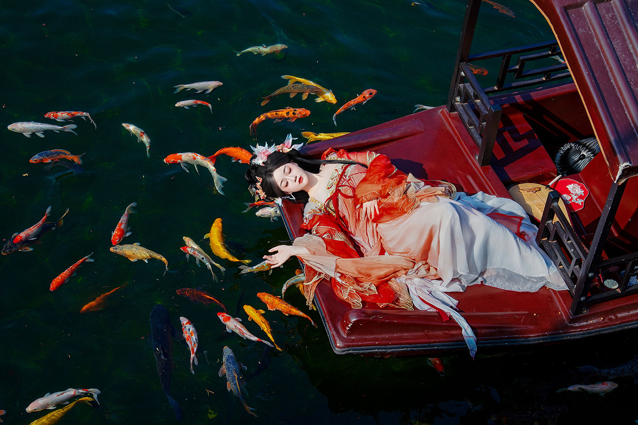 波光粼粼西湖情，锦鲤佳人泛心上。（图ZNDA0MjUzNjE2） - 时尚/艺术摄影 - 站酷设计师摄影师森明原创素材 - 站酷ZCOOL
