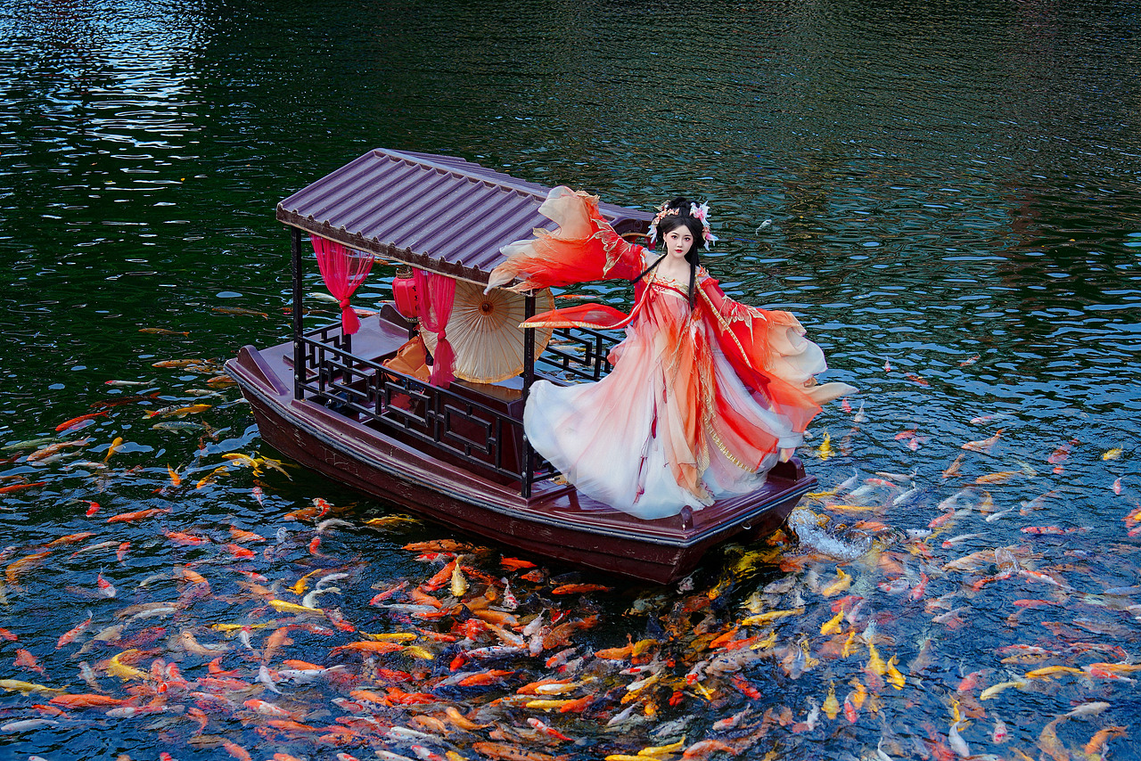 波光粼粼西湖情，锦鲤佳人泛心上。（图ZNDA0MjUzOTA0） - 时尚/艺术摄影 - 站酷设计师摄影师森明原创素材 - 站酷ZCOOL