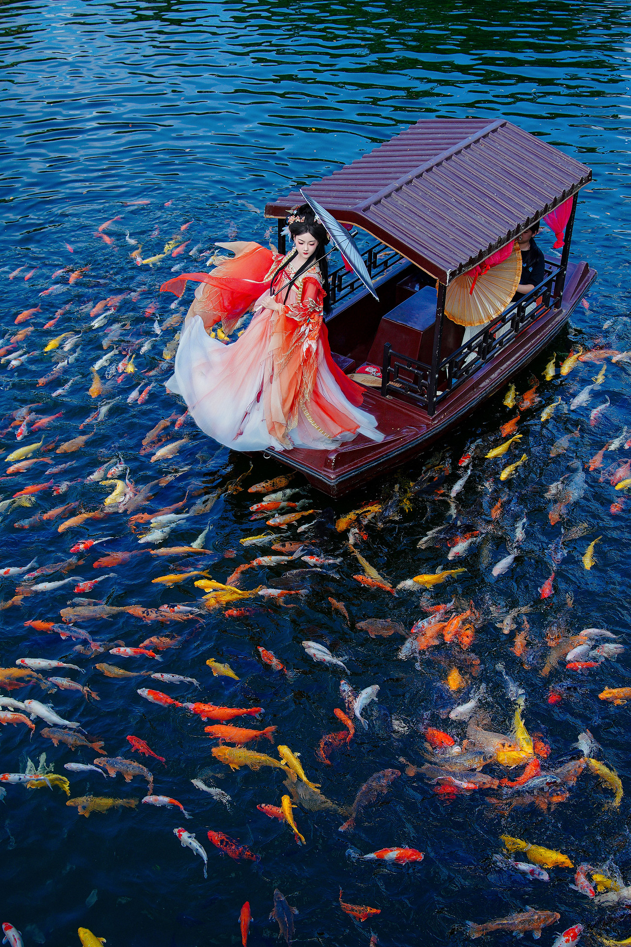 波光粼粼西湖情，锦鲤佳人泛心上。（图ZNDA0MjUzODgw） - 时尚/艺术摄影 - 站酷设计师摄影师森明原创素材 - 站酷ZCOOL