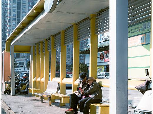 《公交站旁的岁月暖光》