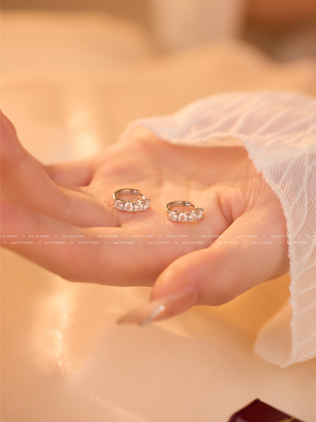 莫桑钻耳钉手模拍摄 珠宝饰品模特 暖系轻奢耳饰拍照（图ZNDA0Mjg3NDMy） - 产品摄影 - 站酷设计师义乌麦图摄影官网原创素材 - 站酷ZCOOL