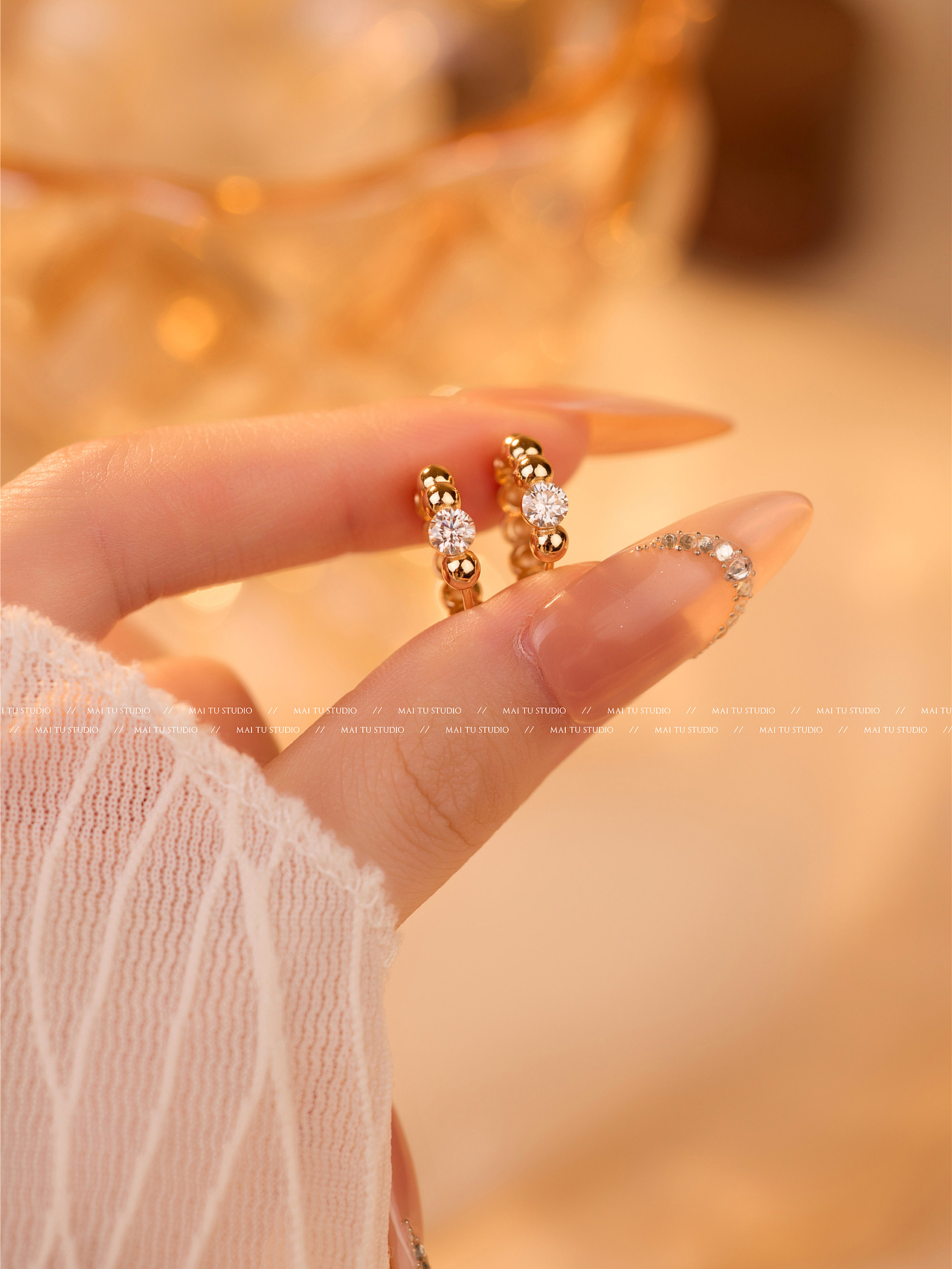 莫桑钻耳钉手模拍摄 珠宝饰品模特 暖系轻奢耳饰拍照（图ZNDA0Mjg3NDYw） - 产品摄影 - 站酷设计师义乌麦图摄影官网原创素材 - 站酷ZCOOL