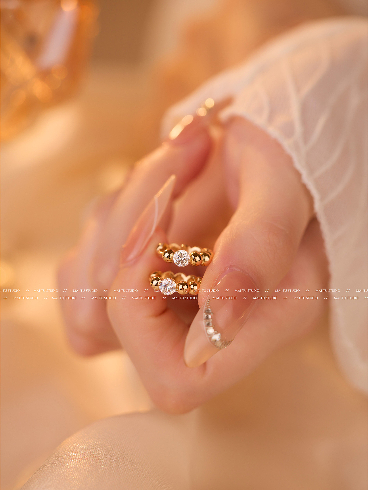 莫桑钻耳钉手模拍摄 珠宝饰品模特 暖系轻奢耳饰拍照（图ZNDA0Mjg3NDQ4） - 产品摄影 - 站酷设计师义乌麦图摄影官网原创素材 - 站酷ZCOOL