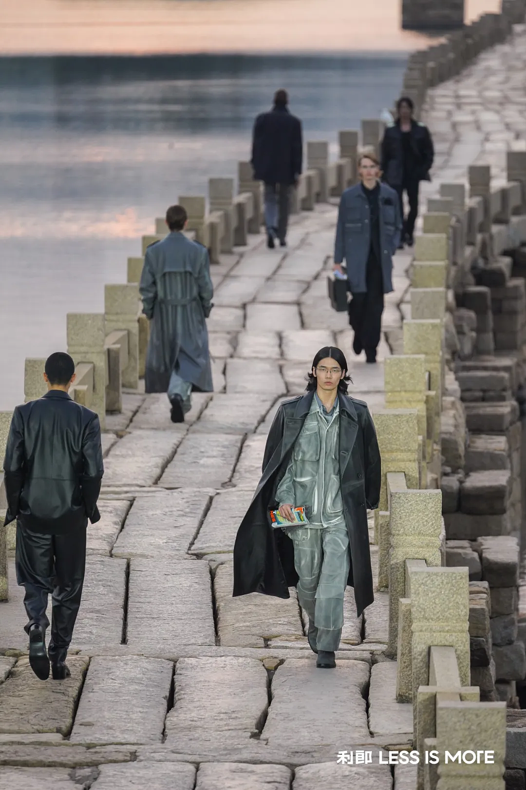 利郎 安平桥时尚大秀舞美设计-落地（图ZNDA0MzQxMDE2） - 其他 - 站酷设计师咕咕会画猫原创素材 - 站酷ZCOOL