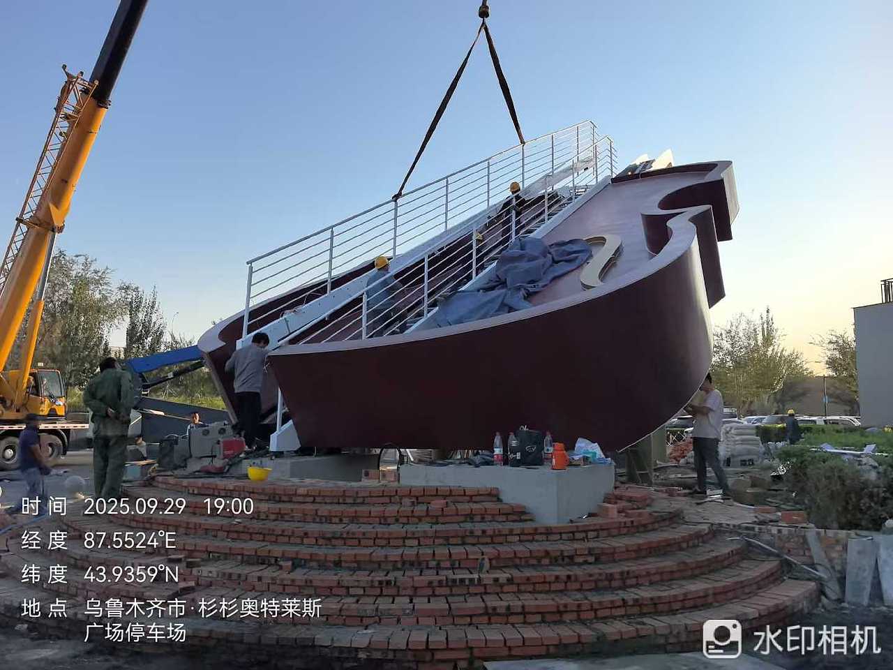 【天空乐章】巨型小提琴打卡美陈（图ZNDA0NDk0ODE2） - 舞台美术 - 站酷设计师山河万朵文化原创素材 - 站酷ZCOOL