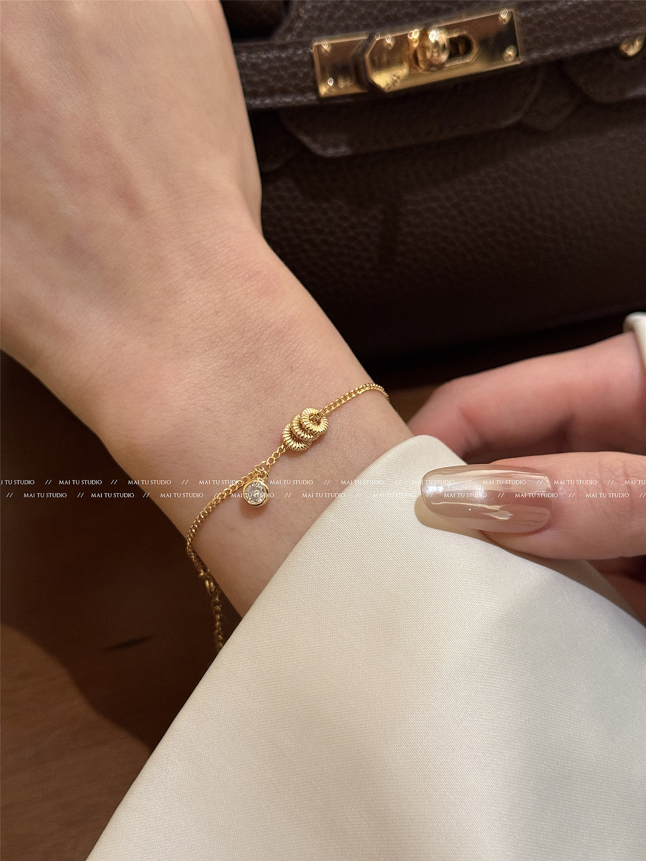 轻奢饰品拍摄 珠宝饰品模特拍摄 义乌饰品首饰手模拍照（图ZNDA0NTQ2NjEy） - 产品摄影 - 站酷设计师义乌麦图摄影官网原创素材 - 站酷ZCOOL