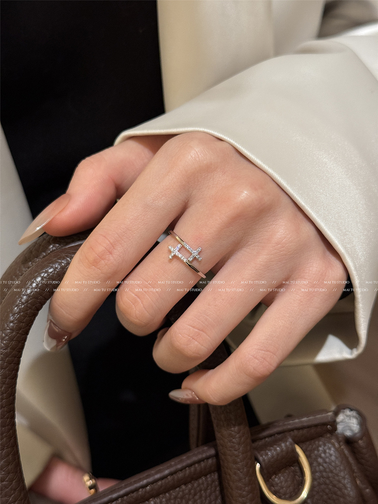 轻奢饰品拍摄 珠宝饰品模特拍摄 义乌饰品首饰手模拍照（图ZNDA0NTQ2NjI0） - 产品摄影 - 站酷设计师义乌麦图摄影官网原创素材 - 站酷ZCOOL