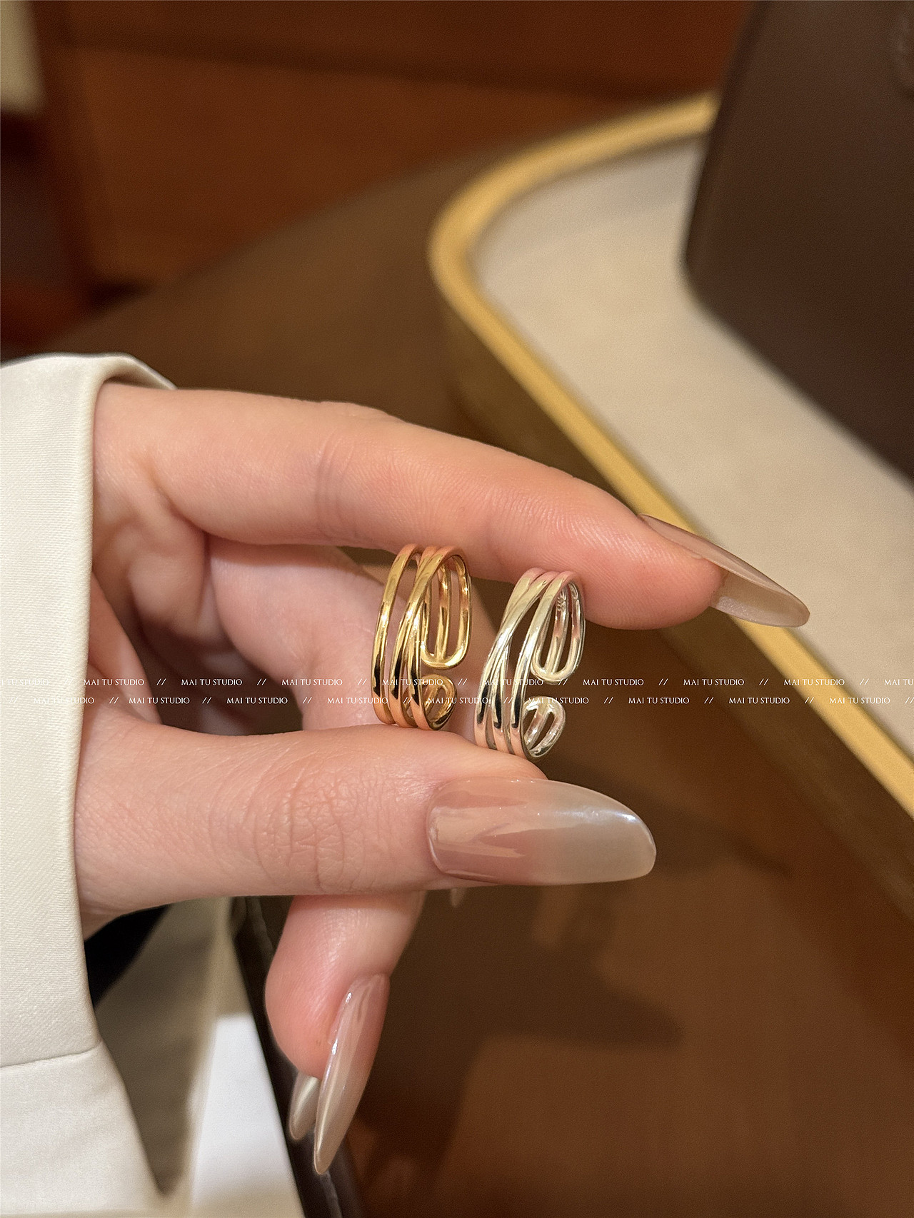 轻奢饰品拍摄 珠宝饰品模特拍摄 义乌饰品首饰手模拍照（图ZNDA0NTQ2NjQ0） - 产品摄影 - 站酷设计师义乌麦图摄影官网原创素材 - 站酷ZCOOL