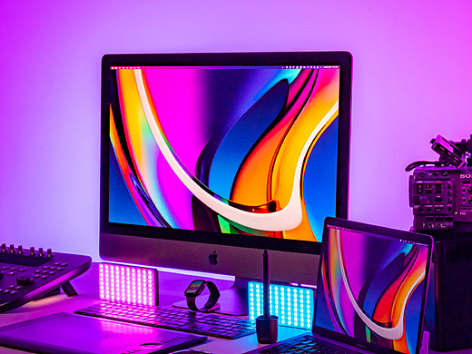 赛博朋克电脑桌场景图