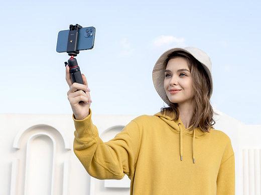 手机自拍杆人像外拍场景图