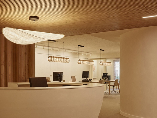 办公楼装修：中性底色衬彩色岛屿 构建节奏与个性