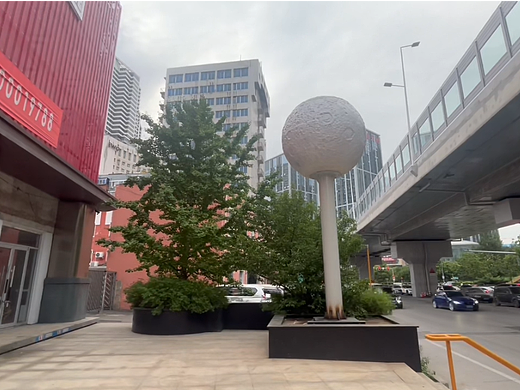 沈阳星青年文创园月亮主题美陈装置