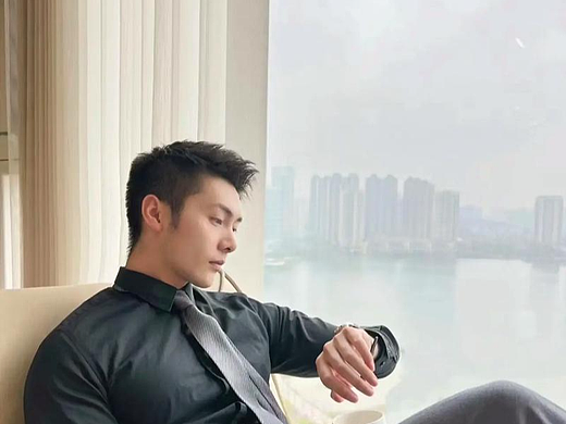 轻装上阵，智享全开：览邦Watch Ultra 45.3g重塑腕上智能新标准