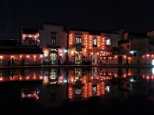 安徽宏村月沼夜景红灯笼建筑倒影