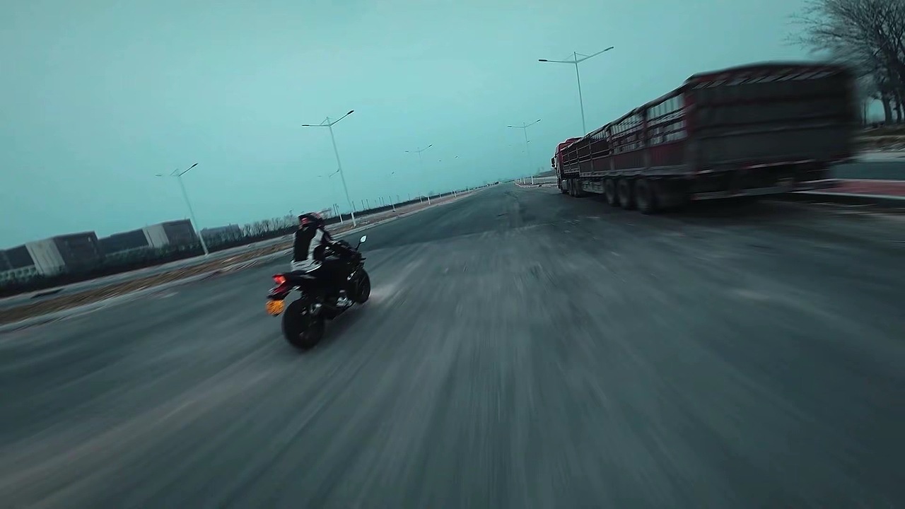 let'sgo，穿越机和机车的组合真的绝了!（图ZNDA0ODQxMjE2） - 其他影视 - 站酷设计师珲簜king原创素材 - 站酷ZCOOL