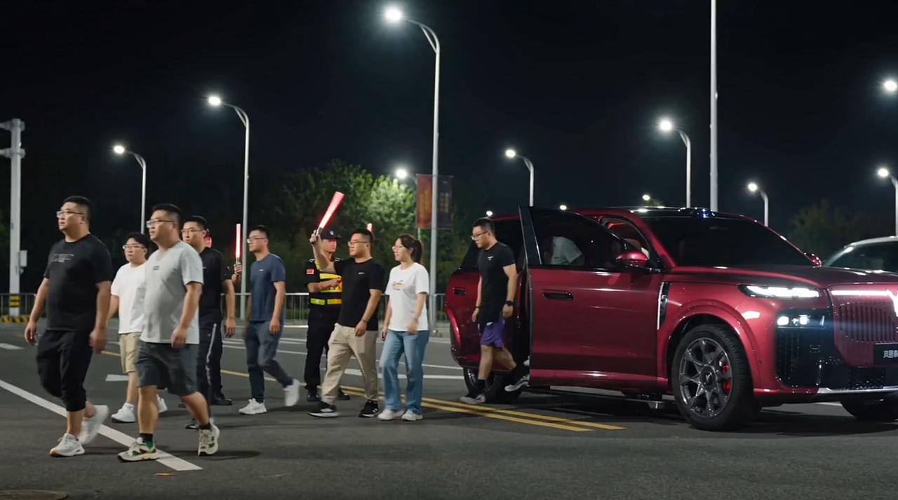 離譜的大8 嵐圖泰山X8 AI創(chuàng)意短片《空間，自成世界》（圖ZNDA0ODYxMzYw） - AI作品 - 站酷設(shè)計(jì)師花瓣外交部原創(chuàng)素材 - 站酷ZCOOL