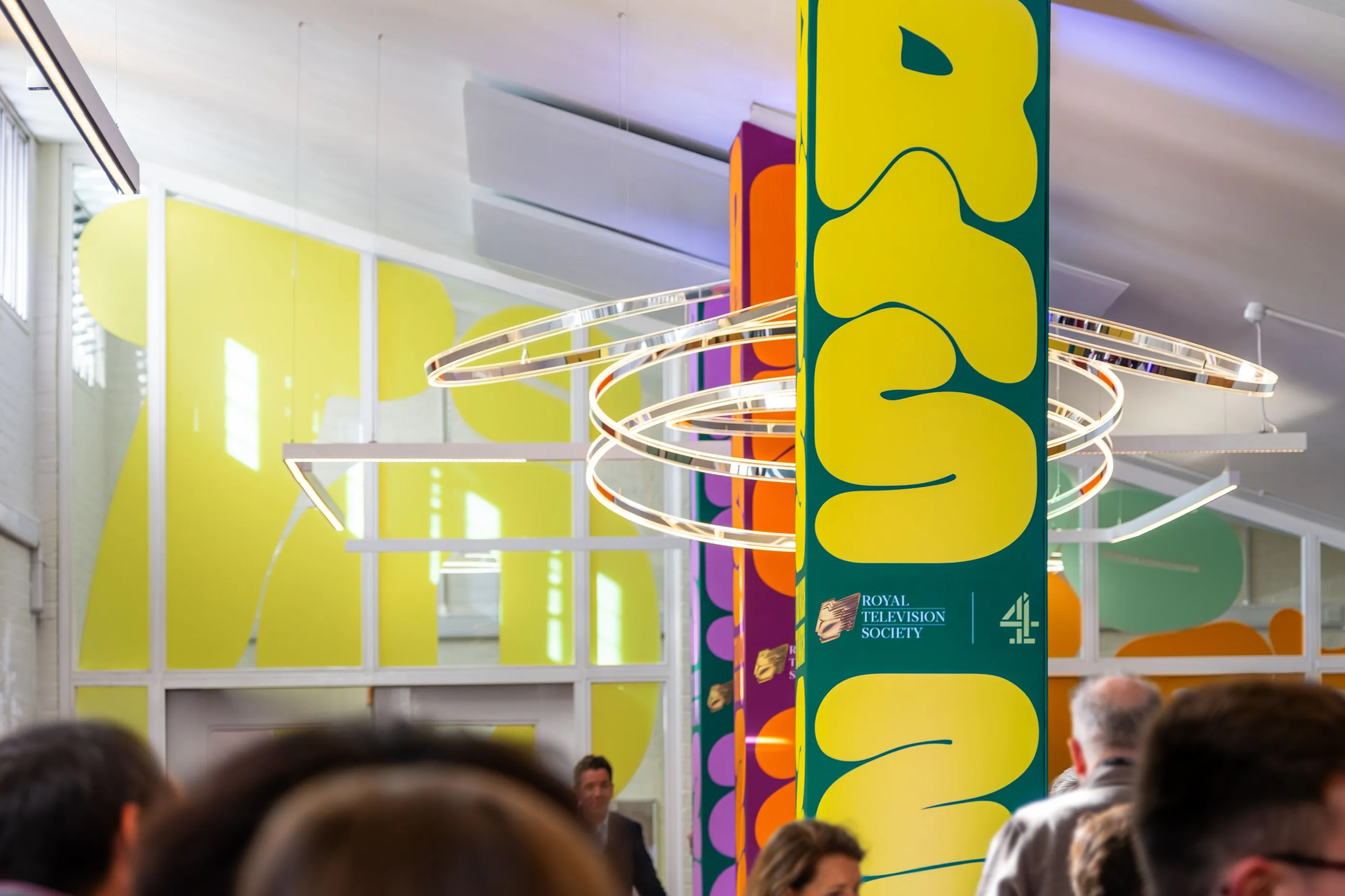 Too Much To Watch-英国皇家电视学会活动主视觉设计 | 365天的好设计 NO.175（图ZMTU1MTYwNDQ=） - 观点 - 站酷设计师365天的好设计原创素材 - 站酷ZCOOL