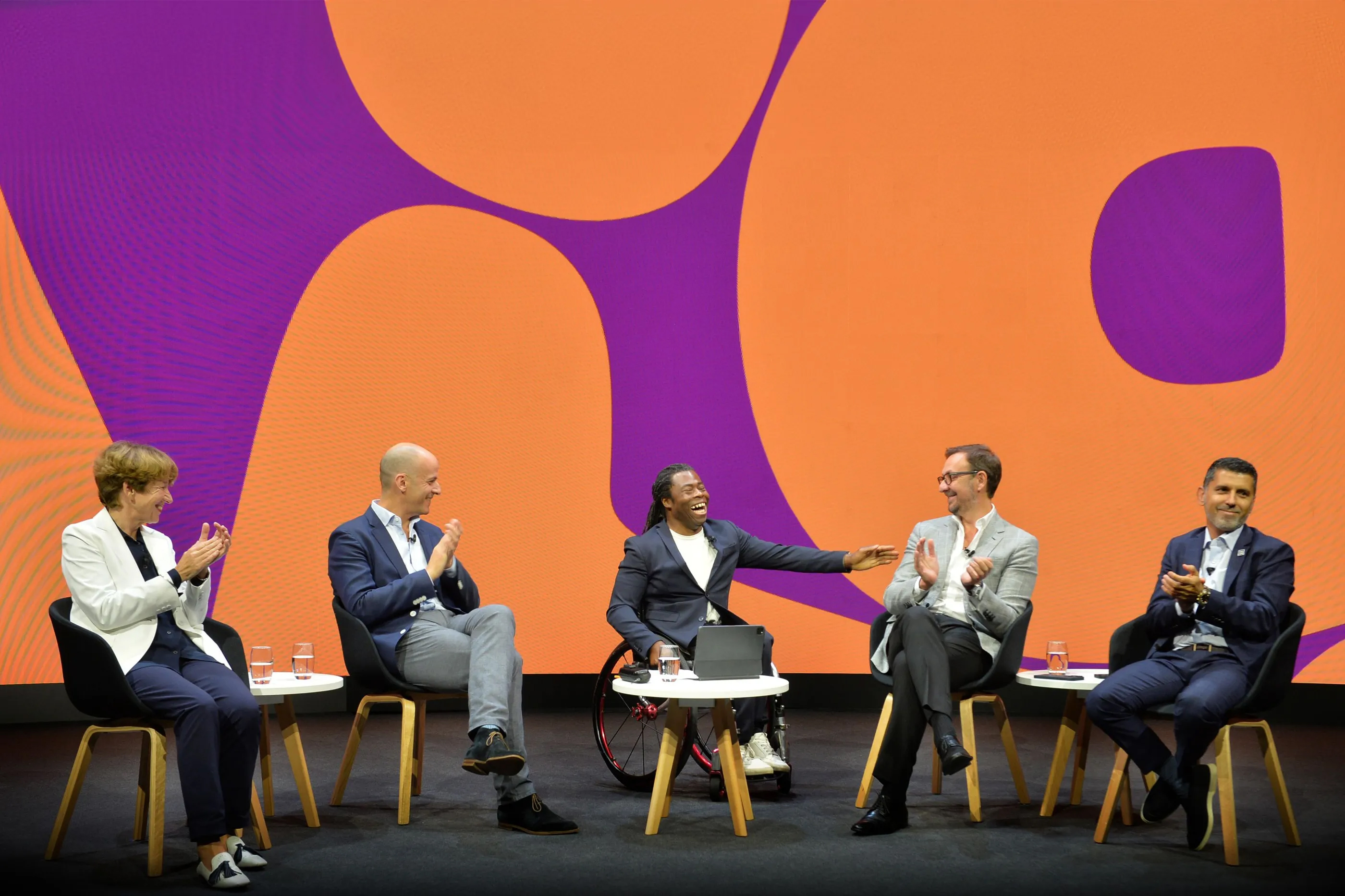 Too Much To Watch-英国皇家电视学会活动主视觉设计 | 365天的好设计 NO.175（图ZMTU1MTYwNTI=） - 观点 - 站酷设计师365天的好设计原创素材 - 站酷ZCOOL