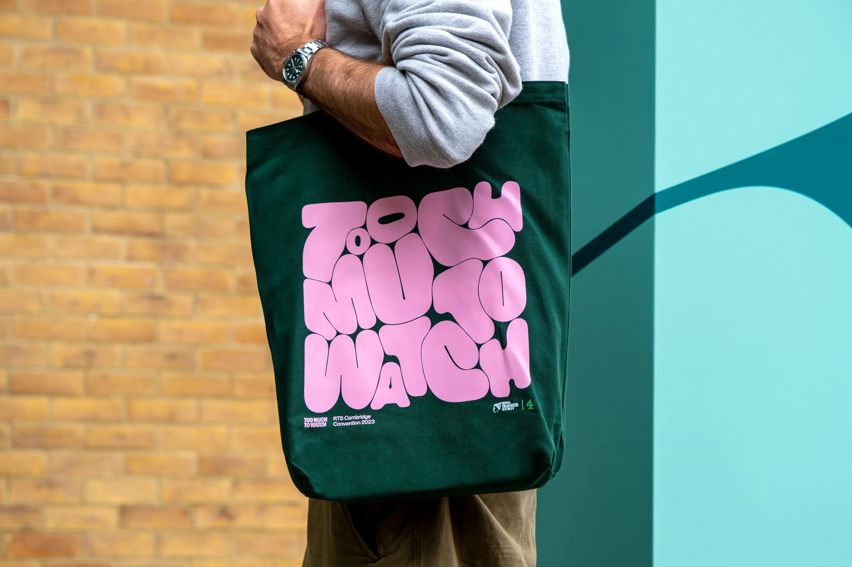 Too Much To Watch-英国皇家电视学会活动主视觉设计 | 365天的好设计 NO.175（图ZMTU1MTYwMzY=） - 观点 - 站酷设计师365天的好设计原创素材 - 站酷ZCOOL