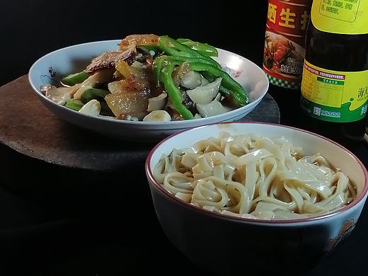 《黑幕下的静物叙事:加常面食的质感与光感实验》（个人主页-ZNzM0MTI5NTY=） - 美食摄影 - 站酷设计师摄影师国庆原创素材 - 站酷ZCOOL