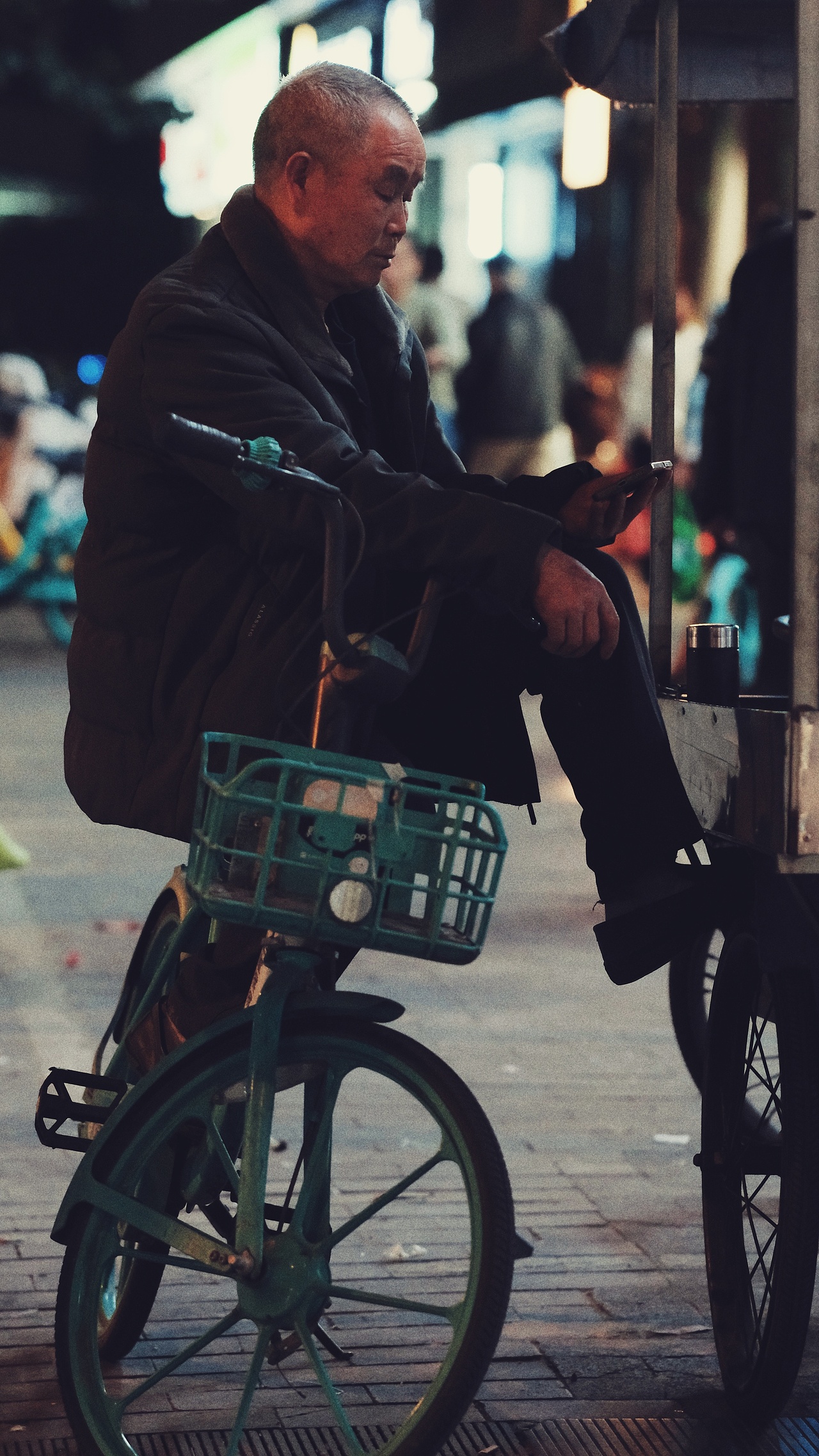 街拍成都/夜未央（图ZNDA1MTQ2MjAw） - 人文/纪实摄影 - 站酷设计师将军他爸原创素材 - 站酷ZCOOL