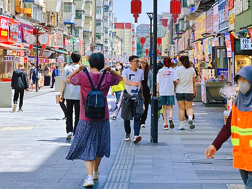 城市更新视角：街区美陈升级设计如何赋能实体商业？