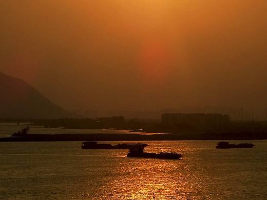 《福州江景：落日熔金，舟行闽水》