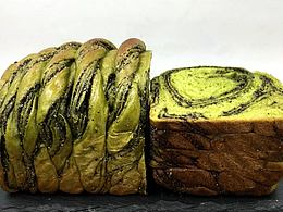 抹茶黑芝麻酥夹心吐司，口感软糯，酥香掉渣