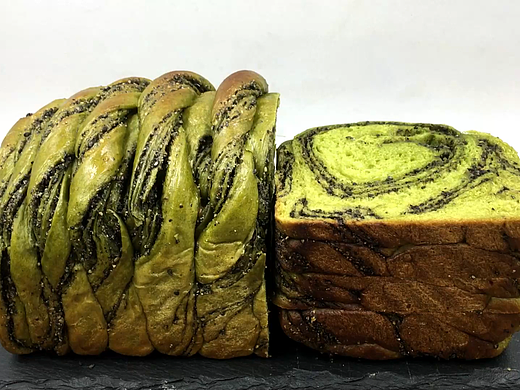 抹茶黑芝麻酥夹心吐司，口感软糯，酥香掉渣