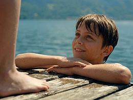  AIGC 做了一支首飾品牌短片：湖光山色里的黃金夏日