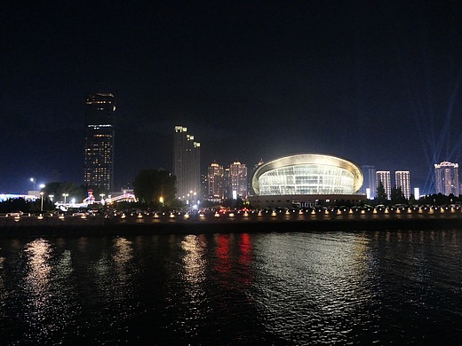 落日余晖洒在海面波光粼粼，海风轻扬
