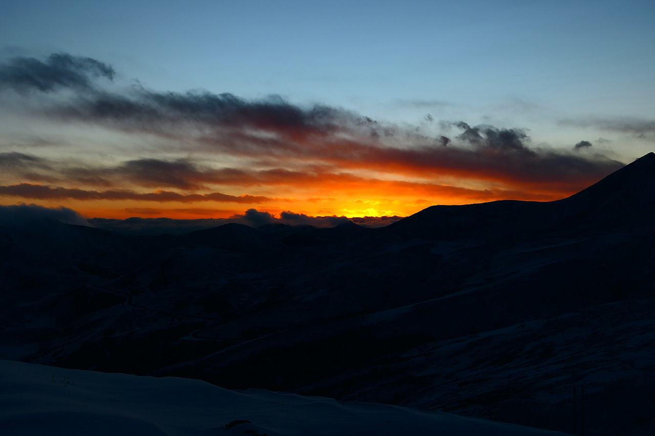 雪山静立云端，寒风掠过雪原，云雾漫过峰峦，天地一片（图ZNDA1NDU2NzQw） - 主题/皮肤 - 站酷设计师wn赤子原创素材 - 站酷ZCOOL