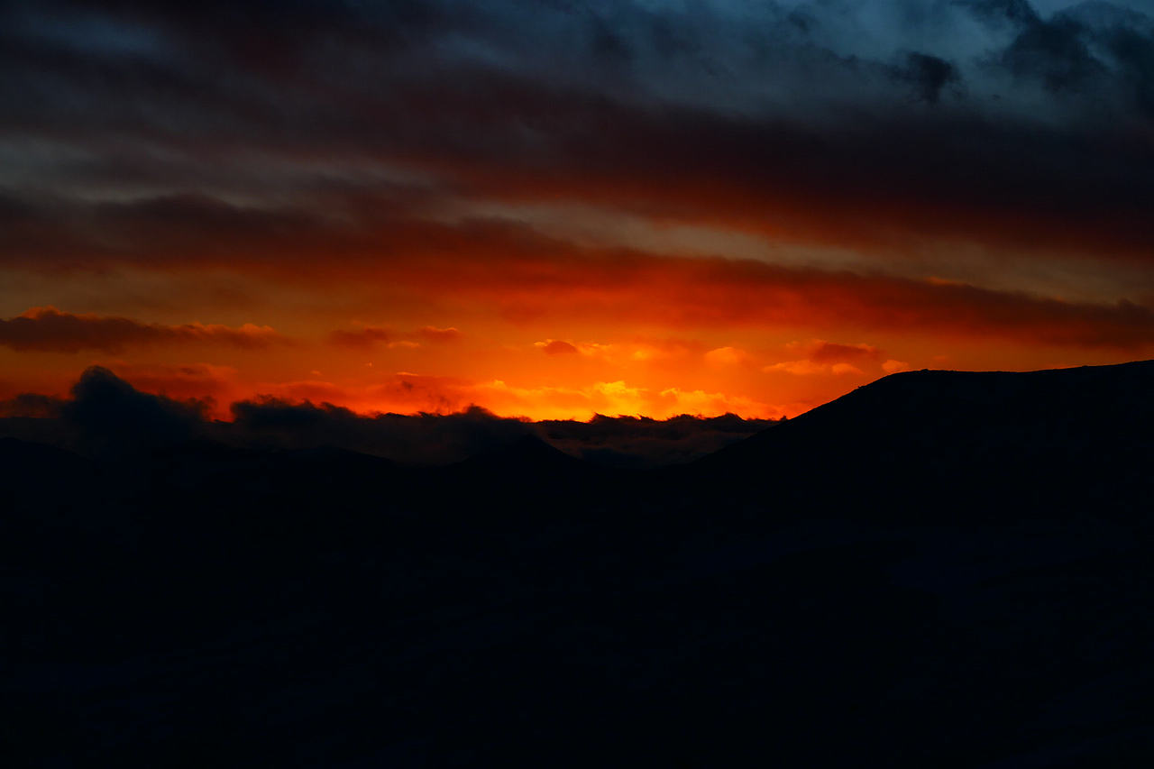 雪山静立云端，寒风掠过雪原，云雾漫过峰峦，天地一片（图ZNDA1NDU2Nzg4） - 主题/皮肤 - 站酷设计师wn赤子原创素材 - 站酷ZCOOL