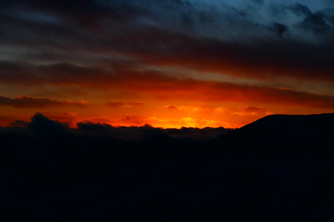 雪山静立云端，寒风掠过雪原，云雾漫过峰峦，天地一片（图ZNDA1NDU2Nzgw） - 主题/皮肤 - 站酷设计师wn赤子原创素材 - 站酷ZCOOL