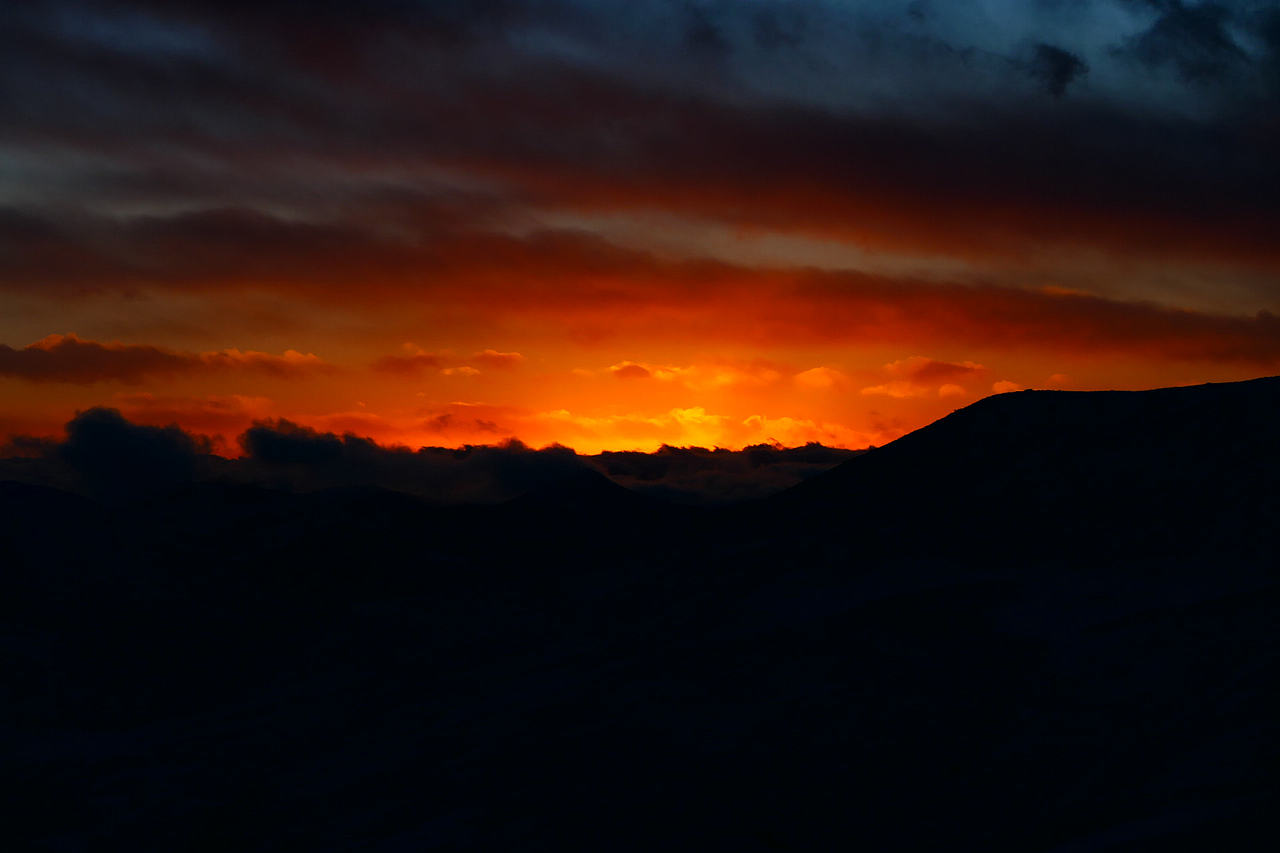 雪山静立云端，寒风掠过雪原，云雾漫过峰峦，天地一片（图ZNDA1NDU2NzQ0） - 主题/皮肤 - 站酷设计师wn赤子原创素材 - 站酷ZCOOL