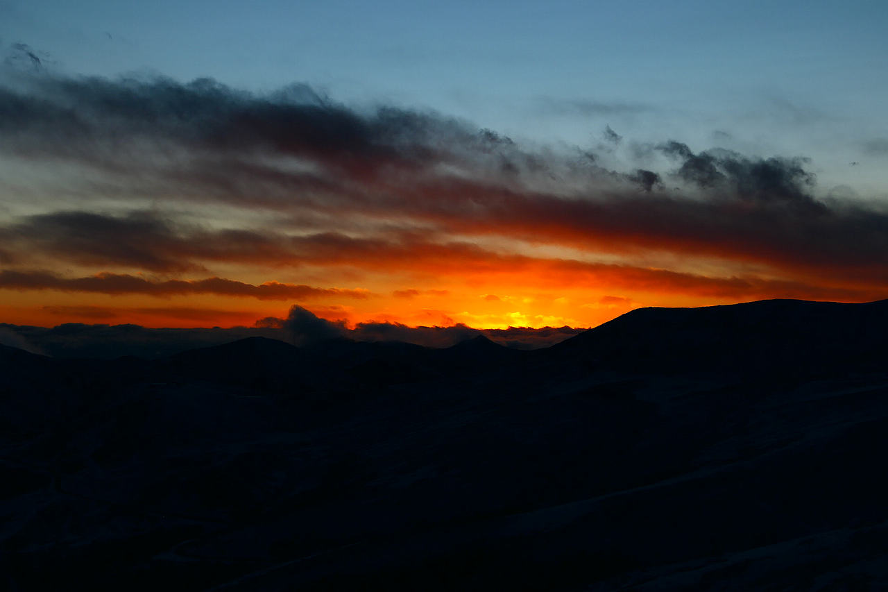 雪山静立云端，寒风掠过雪原，云雾漫过峰峦，天地一片（图ZNDA1NDU2ODAw） - 主题/皮肤 - 站酷设计师wn赤子原创素材 - 站酷ZCOOL