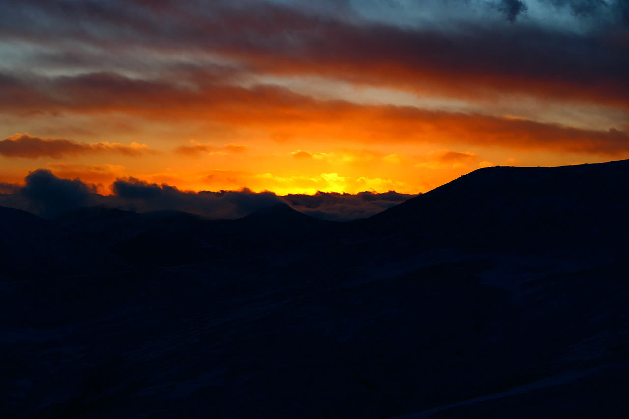 雪山静立云端，寒风掠过雪原，云雾漫过峰峦，天地一片（图ZNDA1NDU2NzQ4） - 主题/皮肤 - 站酷设计师wn赤子原创素材 - 站酷ZCOOL