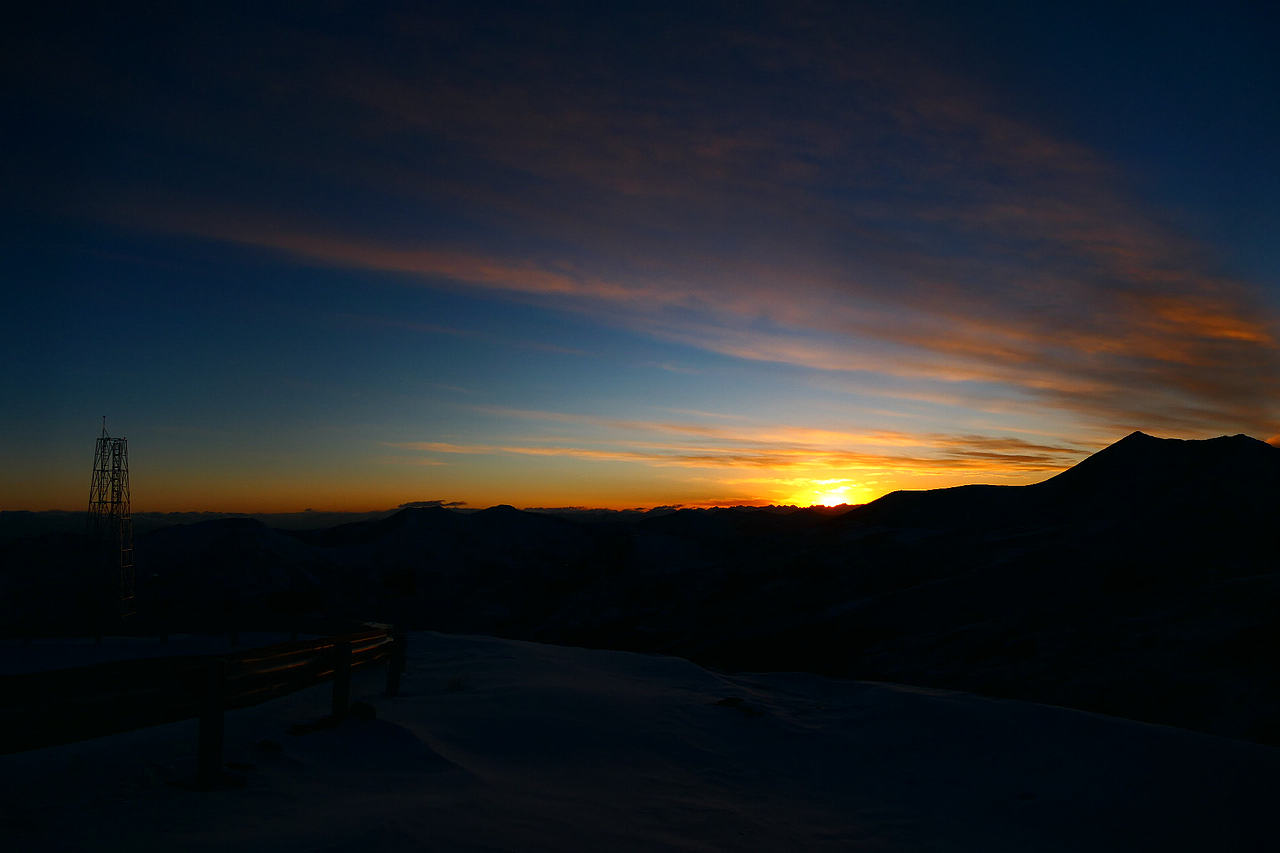 晴日照亮冰峰，雪色亮如明灯风软天高空阔心也随之澄明（图ZNDA1NDU3MTE2） - 运营设计 - 站酷设计师wn赤子原创素材 - 站酷ZCOOL