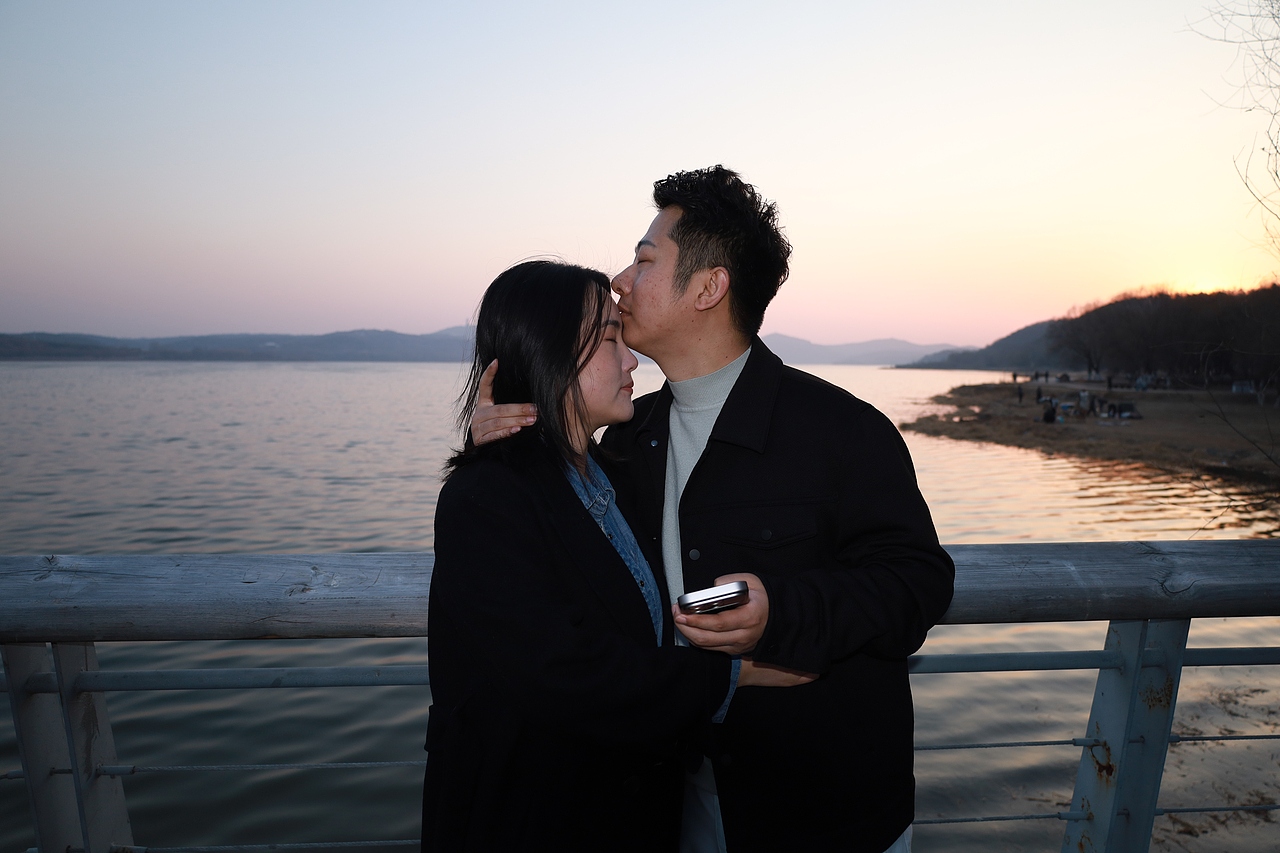 湖边漫步-人像摄影【原片】（图ZNDA1NTAxNjI0） - 人像摄影 - 站酷设计师想想都开心原创素材 - 站酷ZCOOL