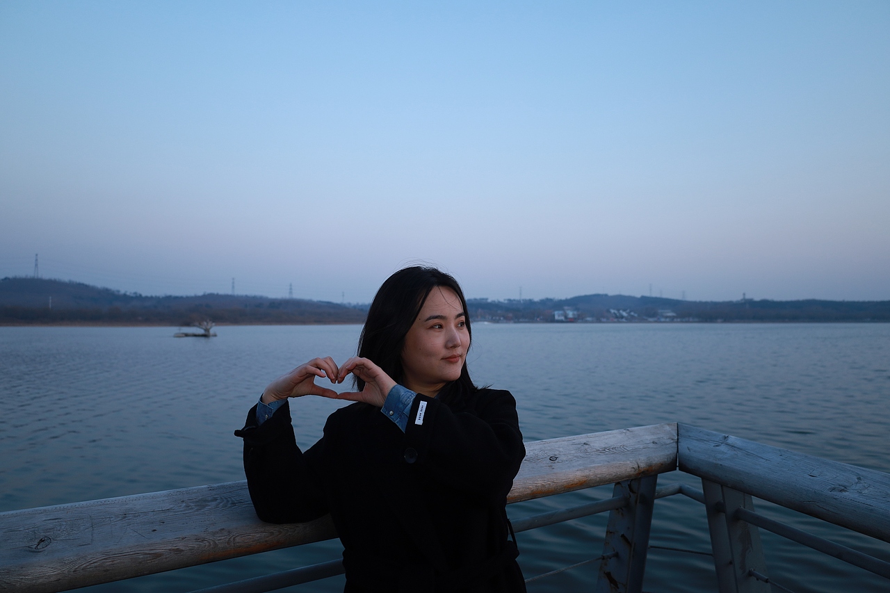 湖边漫步-人像摄影【原片】（图ZNDA1NTAxNjc2） - 人像摄影 - 站酷设计师想想都开心原创素材 - 站酷ZCOOL